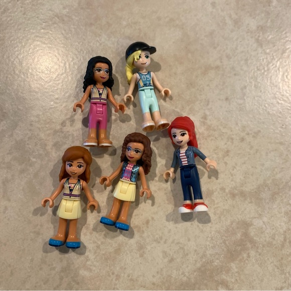 5 Lego friends figure toys - Picture 1 of 2